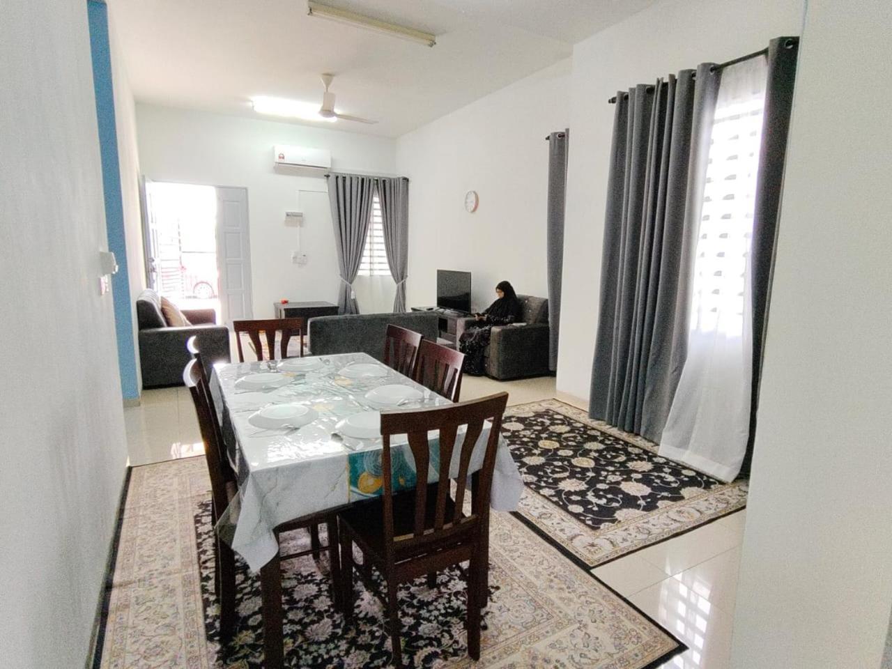 Holiday home Nasuha 3 Semi-d House, 3 Bedroom, 2 Bathroom, 4 Unit Aircond, Free Wifi And Netflix Temerloh