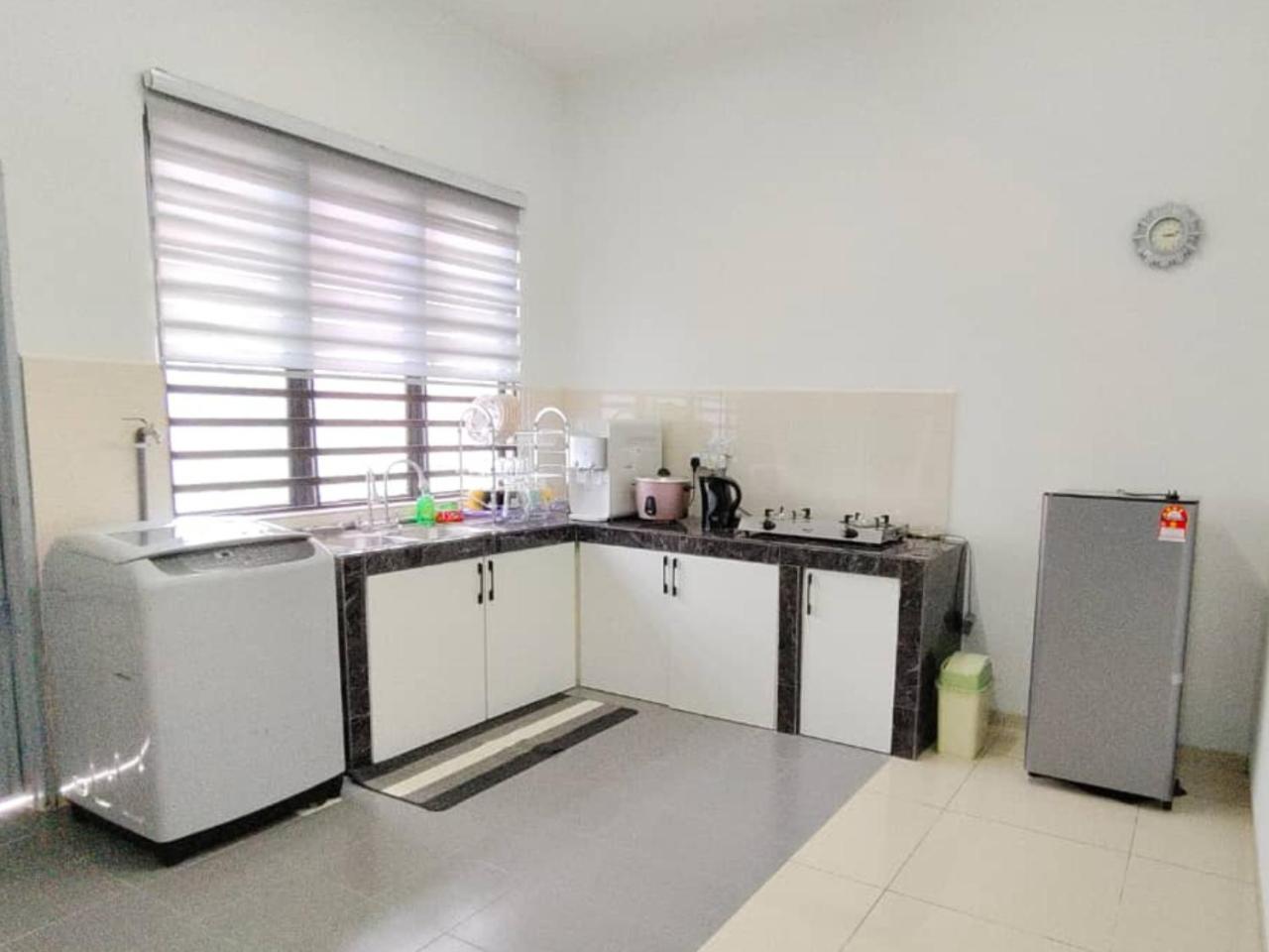 Nasuha 3 Semi-d House, 3 Bedroom, 2 Bathroom, 4 Unit Aircond, Free Wifi And Netflix Holiday home Temerloh